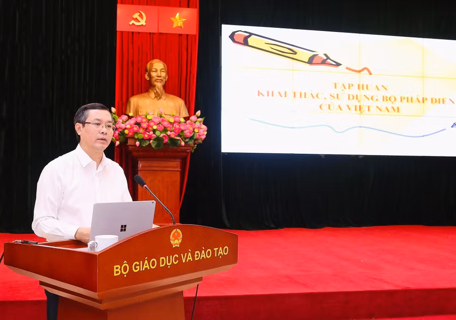 Thứ trưởng Bộ GD&ĐT Nguyễn Văn Phúc phát biểu. Ảnh Trần Hiệp.