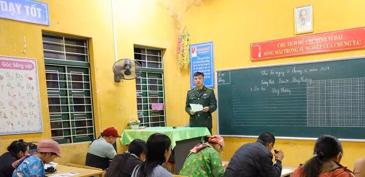 Thượng uý Vàng A Di - Đội trưởng Phòng chống ma túy và tội phạm, Đồn Biên phòng Leng Su Sìn, Ban chỉ huy Bộ đội Biên phòng tỉnh Điện Biên tham gia dạy lớp xoá mù chữ. Ảnh NVCC.