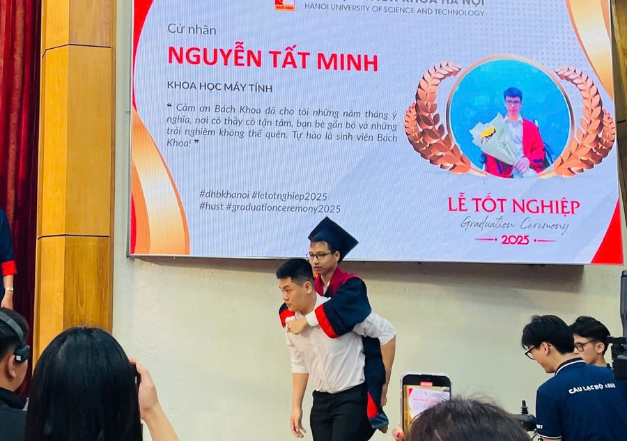 Ngô Văn Hiếu xuất hiện cõng Nguyễn Tất Minh lên nhận bằng tốt nghiệp. Ảnh: Ngô Chuyên.