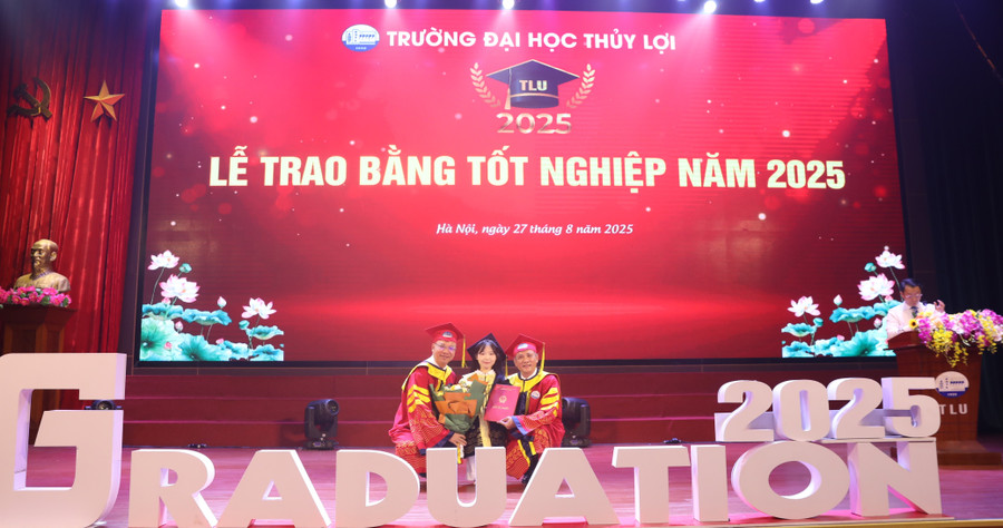 Ban giám hiệu trao bằng cho nữ sinh đặc biệt tốt nghiệp loại giỏi. phuong-3.jpg