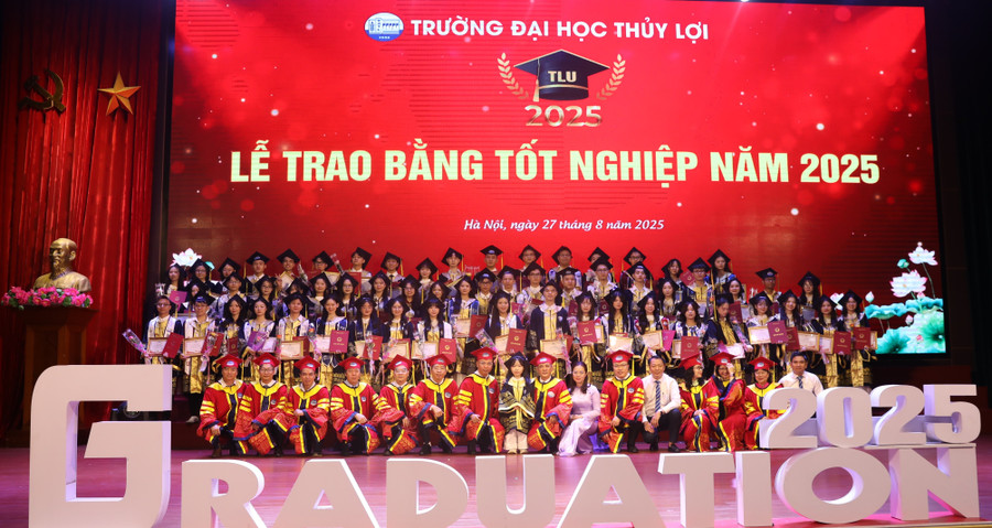 Quang cảnh buổi lễ trao bằng.