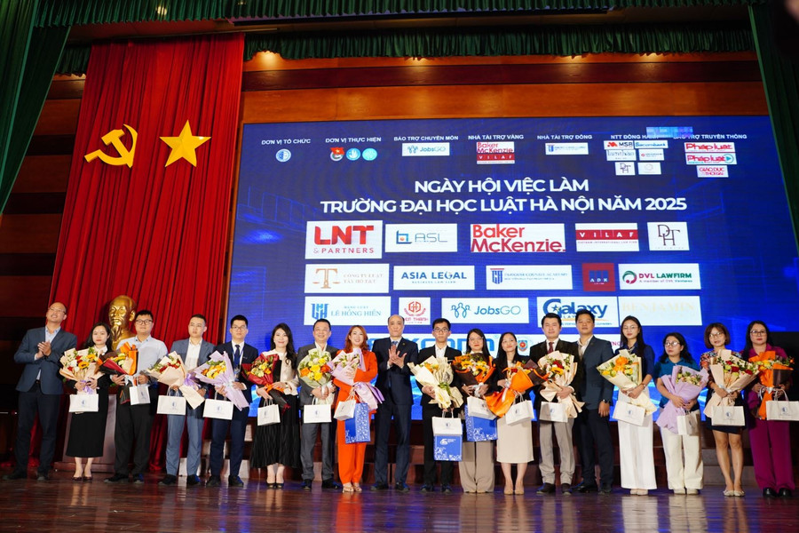 Đại diện lãnh đạo Nhà trường và các đơn vị sử dụng lao động tại Ngày Hội việc làm Trường Đại học Luật Hà Nội năm 2025.