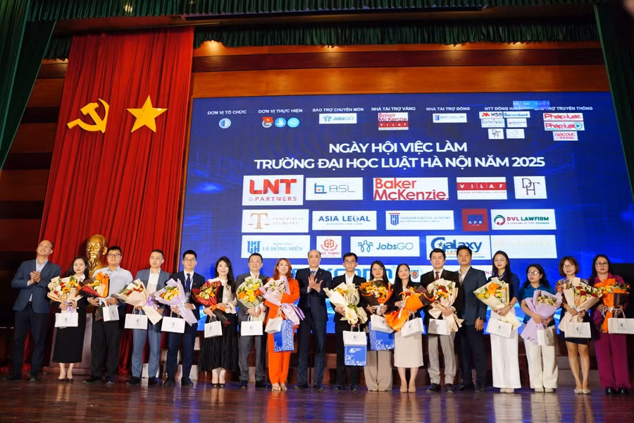 Đại diện lãnh đạo Nhà trường và các đơn vị sử dụng lao động tại Ngày Hội việc làm Trường Đại học Luật Hà Nội năm 2025.