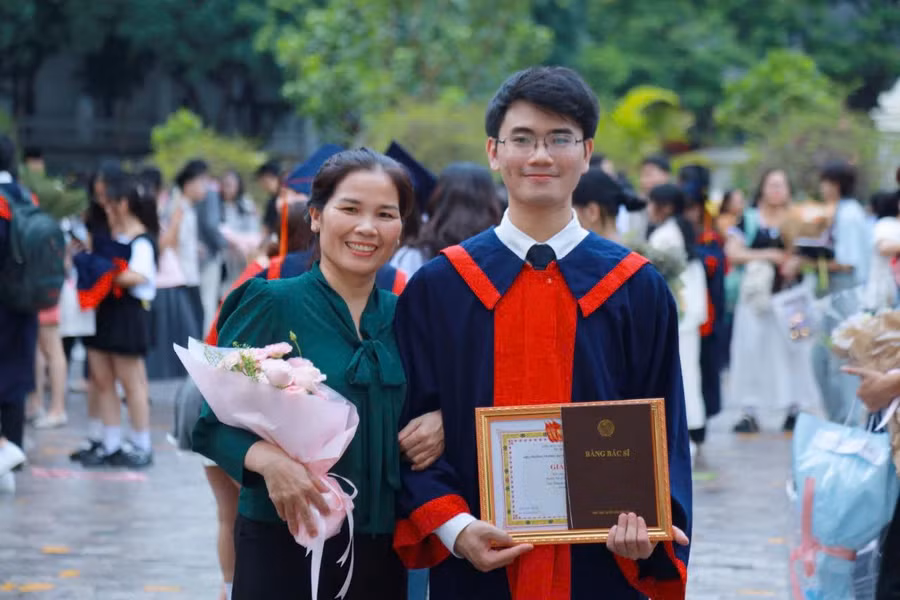 Mẫn Văn Tiến cùng mẹ trong lễ tốt nghiệp. Ảnh NVCC.
