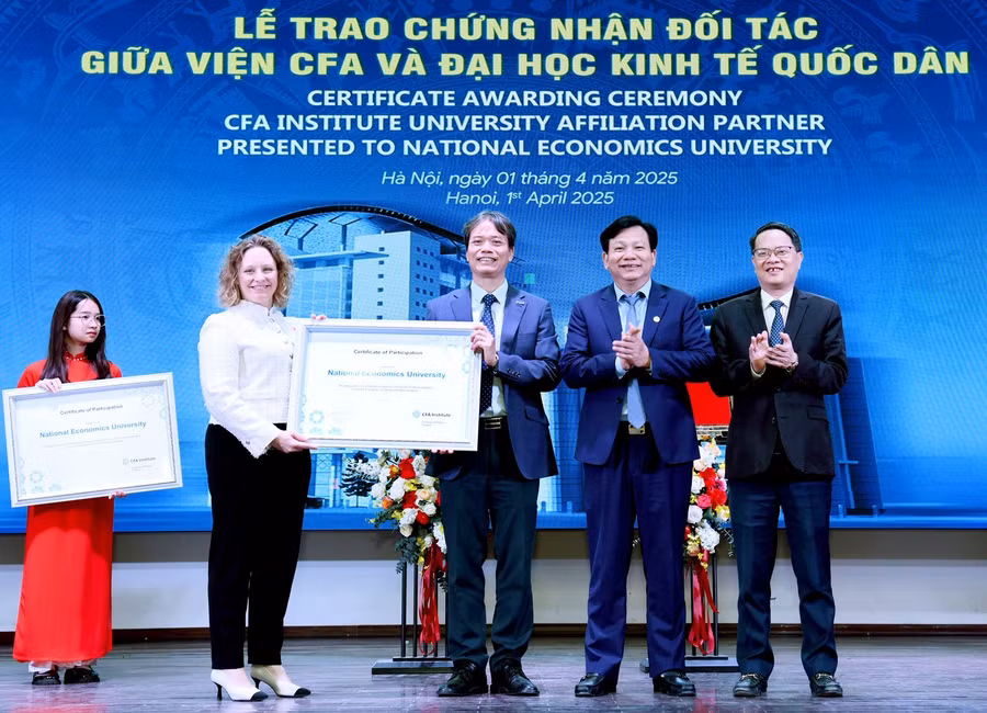 Đại diện Viện CFA trao chứng nhận đối tác cho Đại học Kinh tế Quốc dân.