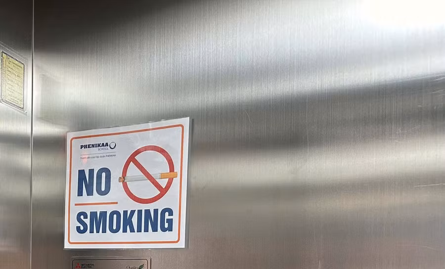 Biển cấm hút thuốc được bố trí nhiều nơi. Ảnh DĐ.