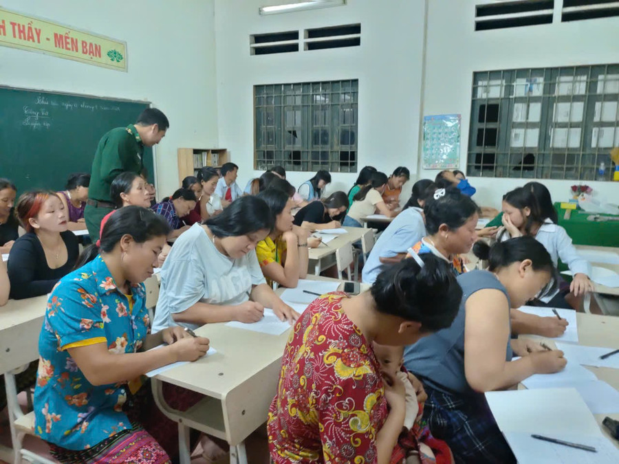 Đồn Biên phòng Tam Chung phối hợp với UBND xã Tam Chung tổ chức mở lớp xóa mù chữ tại các bản người dân tộc Mông trên địa bàn xã. Ảnh NVCC. mu-chu-3.jpg
