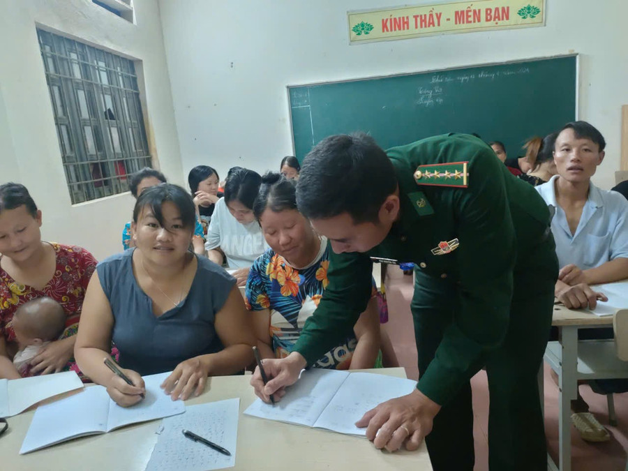 Thiếu tá Đào Nguyên Túc, nhân viên Trinh sát, Đồn Biên phòng Tam Chung, Bộ đội Biên phòng tỉnh Thanh Hóa giảng dạy tại lớp xoá mù chữ. Ảnh NVCC.