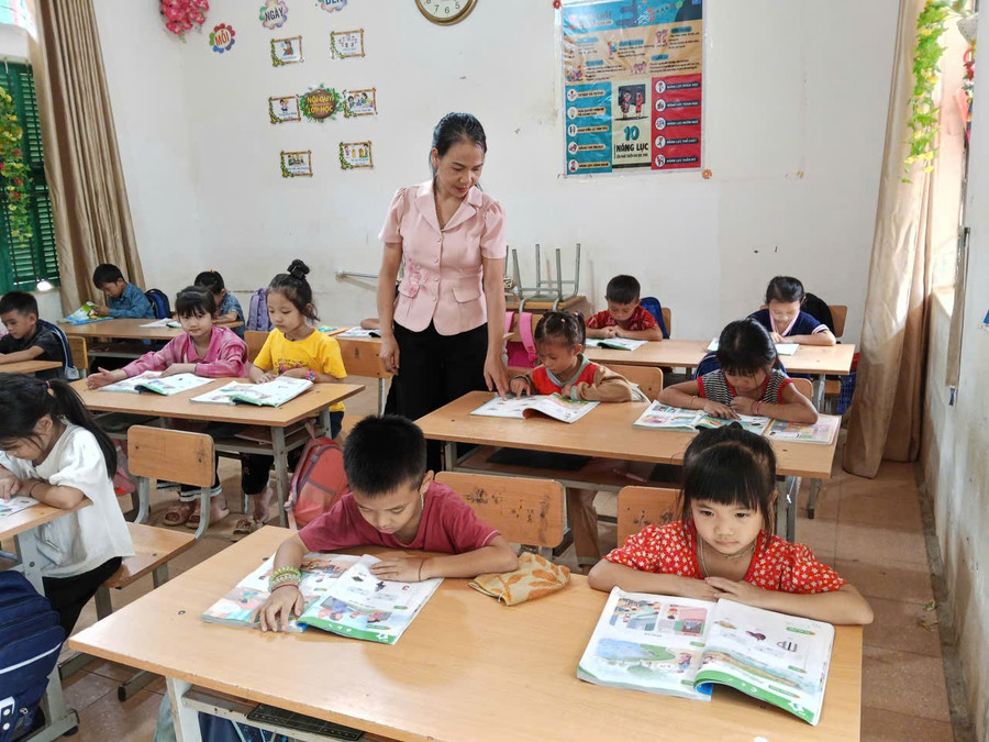 Cô giáo Tòng Thị Thủy ngày miệt mài lên lớp giảng dạy, đêm về tham gia dạy lớp xoá mù chữ. thuy-1.jpg