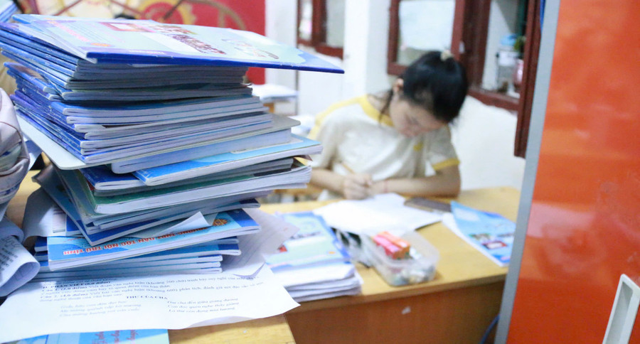 Những chồng sách cao quá đầu. noi-tru.jpg