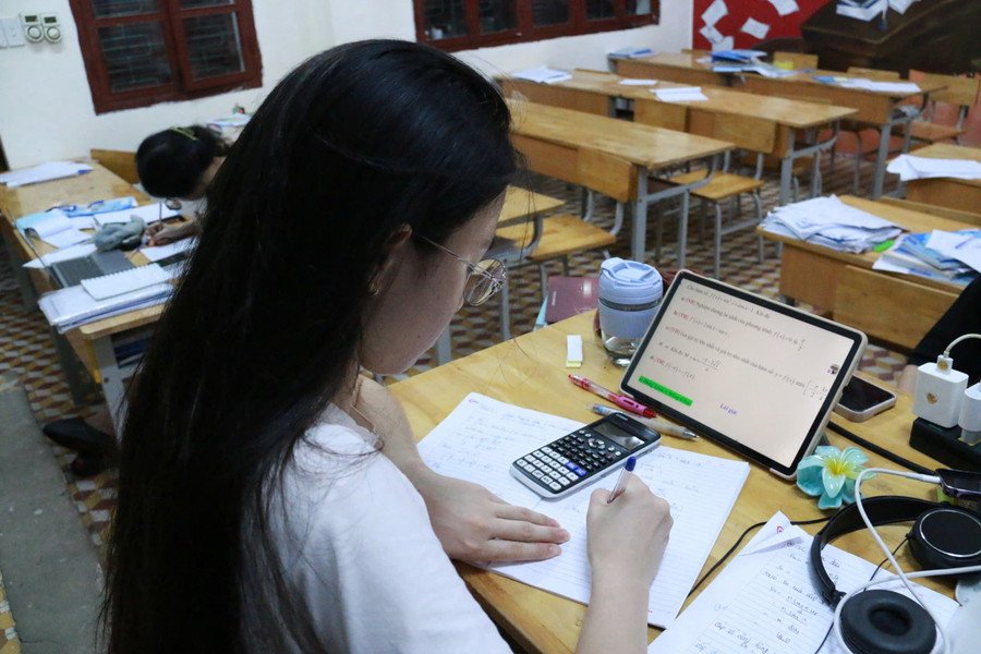 Học sinh tận dụng lớp học để ôn bài trong đêm khuya. noi-tru-5.jpg