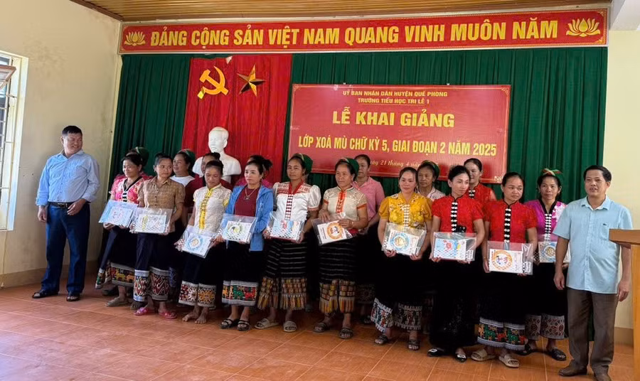 Thầy Hoà (ngoài cùng bên phải) cùng học viên lớp xoá mù chữ.