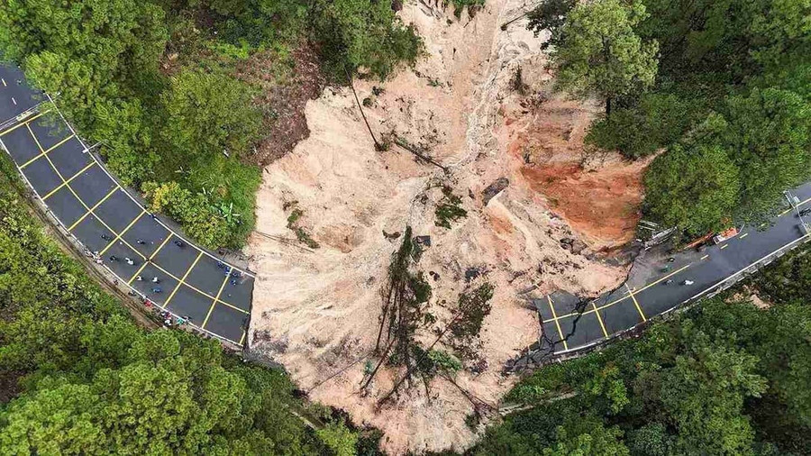 Đèo Mimosa bị chia cắt do đất sạt lở. Ảnh: Phúc Khánh