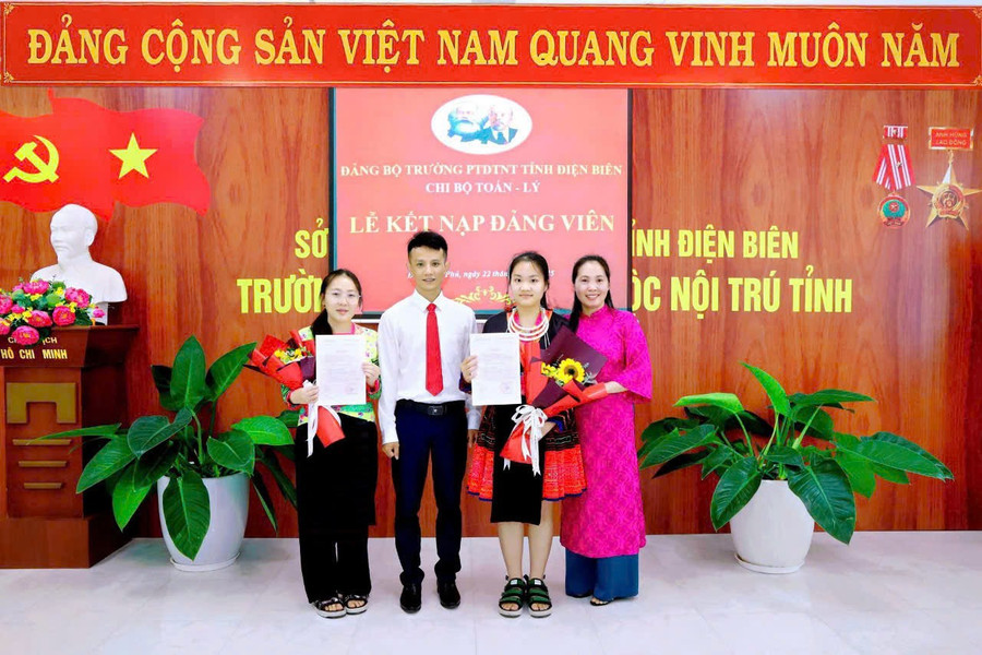 Hồ Thị Vân (thứ hai từ phải sang) trong lễ kết nạp Đảng.