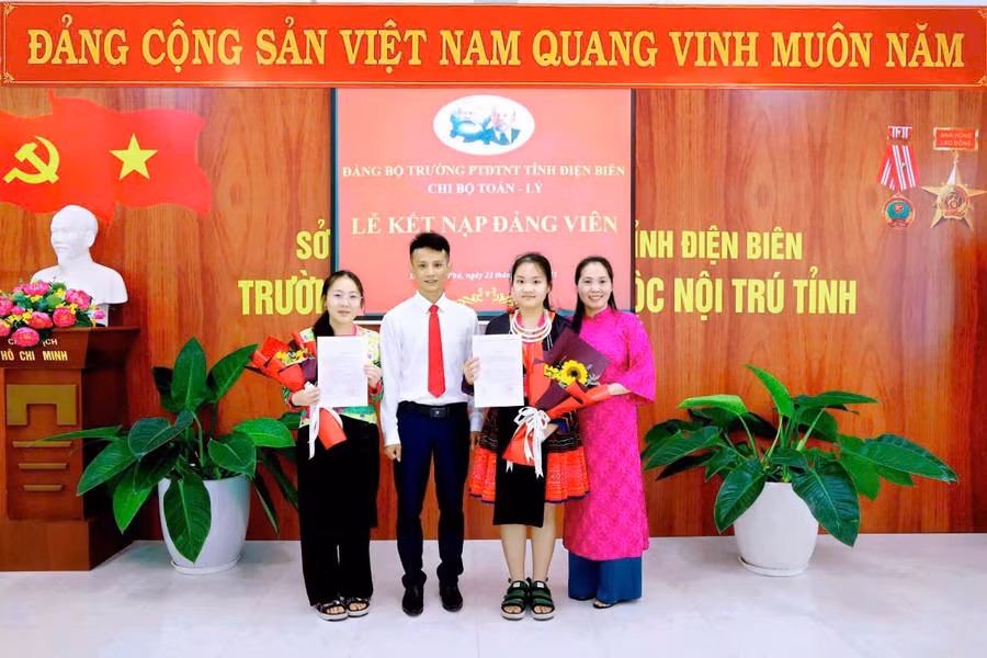Hồ Thị Vân (thứ hai từ phải sang) trong lễ kết nạp Đảng.