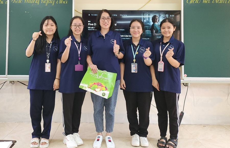 Lô Thị Na Ni (ngoài cùng bên trái) cùng cô giáo của mình. thai-3.jpg