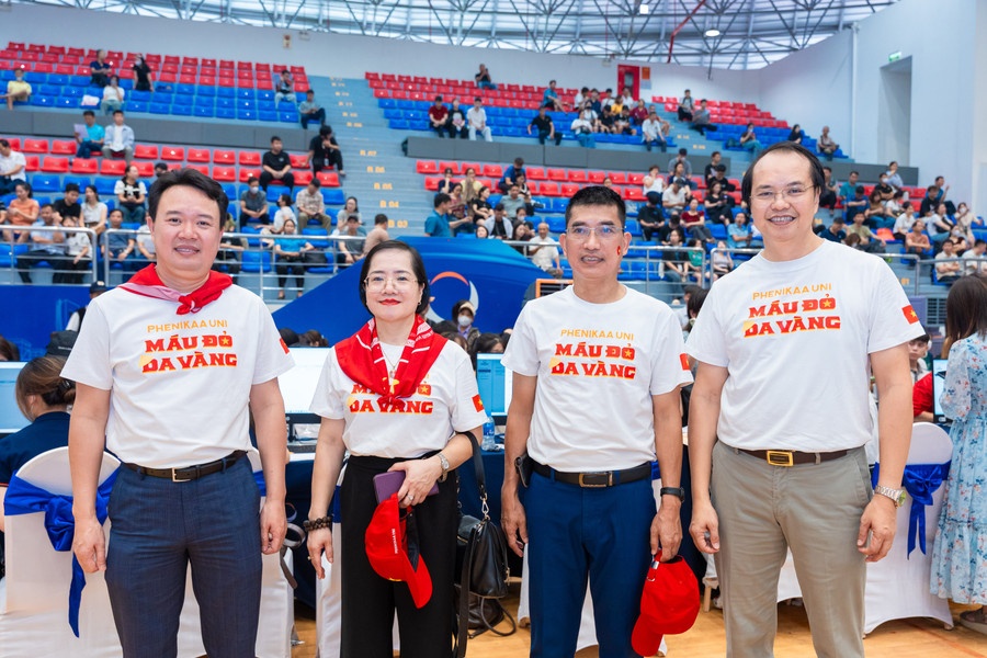 Ban giám hiệu ĐH Phenikaa tham gia hỗ trợ nhập học. hoc-2.jpg