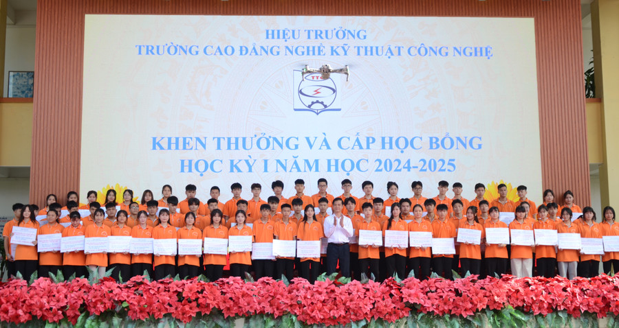 Ông Đặng An Bình, Hiệu trưởng Trường Cao đẳng Nghề Kỹ thuật Công nghệ trao học bổng cho học viên, sinh viên đạt loại khá, giỏi, xuất sắc. Ảnh Duy.