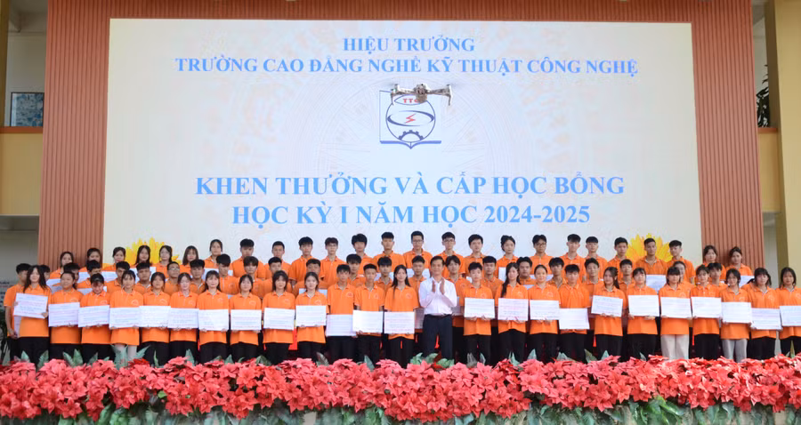 Ông Đặng An Bình, Hiệu trưởng Trường Cao đẳng Nghề Kỹ thuật Công nghệ trao học bổng cho học viên, sinh viên đạt loại khá, giỏi, xuất sắc. Ảnh Duy.