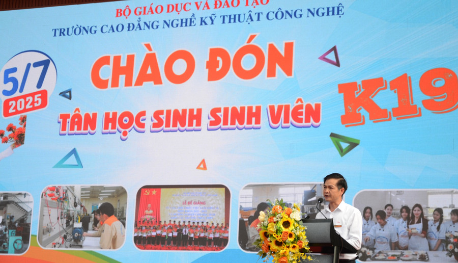 Ông Đặng An Bình, Hiệu trưởng Trường Cao đẳng Nghề Kỹ thuật Công nghệ phát biểu. Ảnh: Đức Duy uy9-1440.jpg