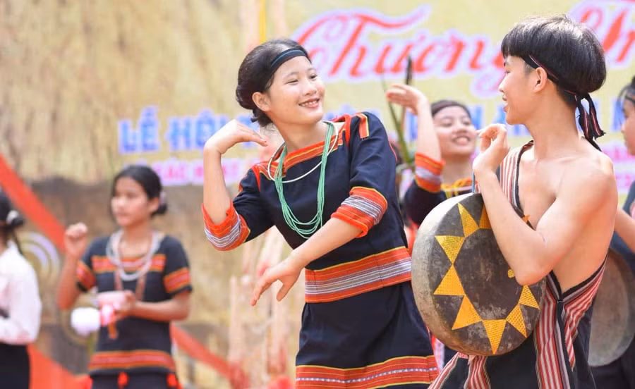 Học sinh Trường Phổ thông Dân tộc Nội trú THCS&THPT Nam Trà My biểu diễn Cồng chiêng.