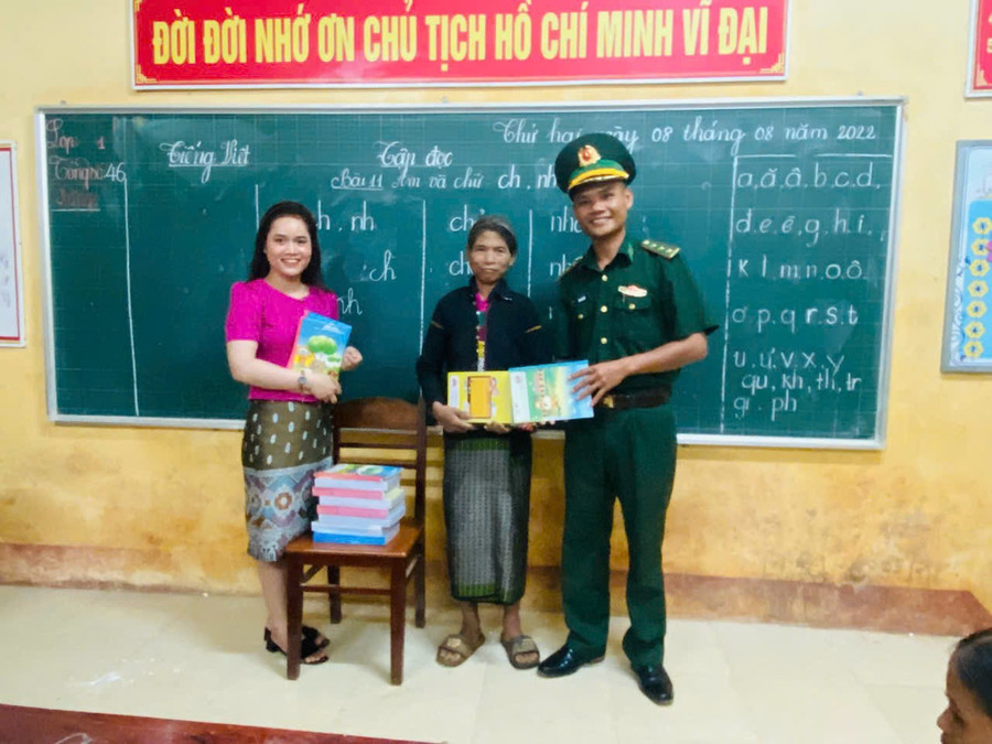 Đại uý Hữu tặng sách vở cho học viên. Ảnh NVCC. huu-2.jpg