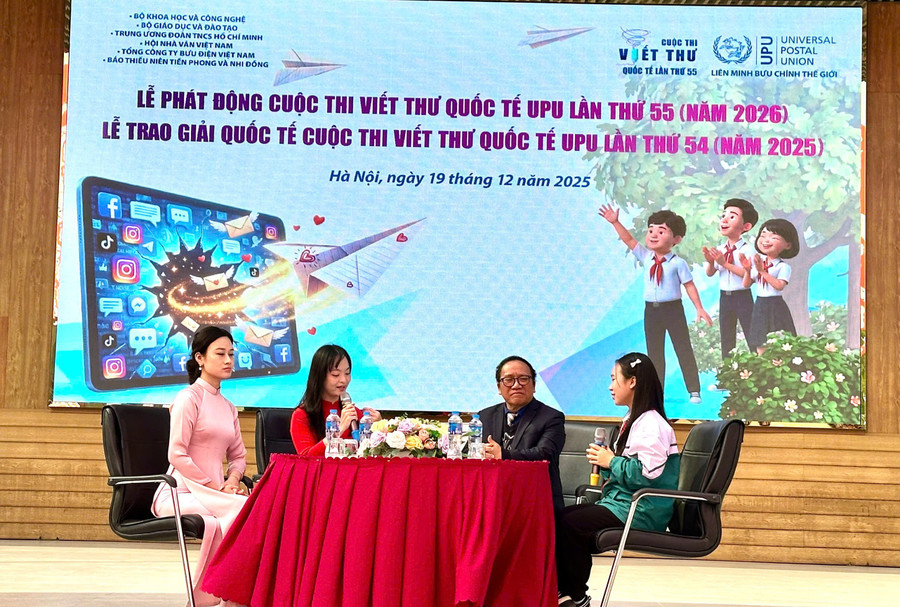 Giao lưu của khách mời. Ảnh LA.