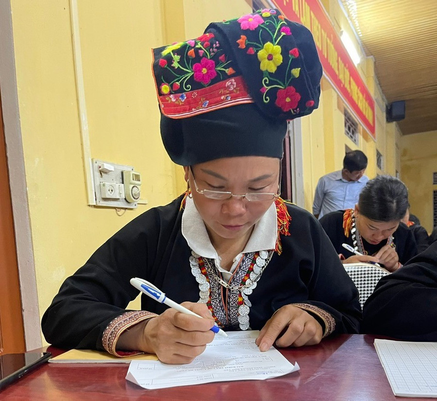 Nhiều học viên đang độ tuổi lao động vẫn tranh thủ buổi tối đến lớp. mu-chu-4.jpg