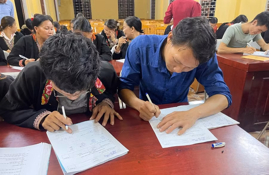 Học viên tham gia lớp xoá mù chữ ở xã Văn Lãng, Lạng Sơn.