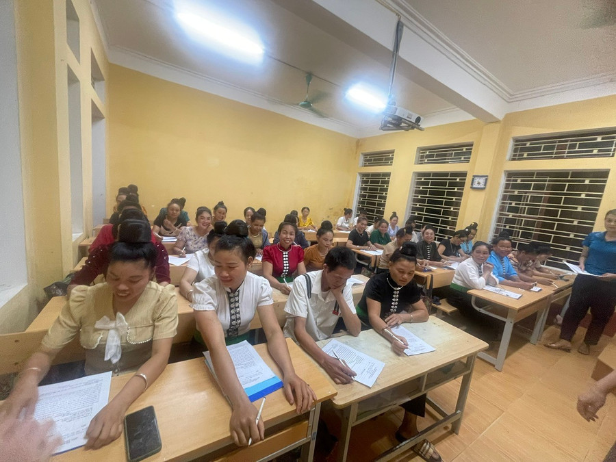 Người dân xã Văn Lãng (Lạng Sơn) tham gia lớp xoá mù chữ.