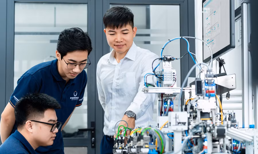 Sinh viên ĐH Phenikaa trong phòng thí nghiệm.