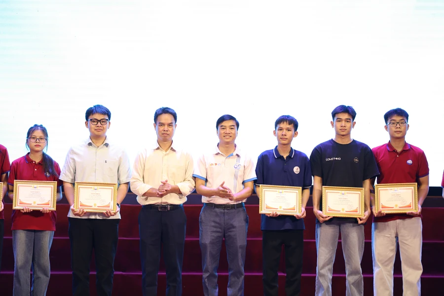 Sinh viên được vinh danh tại buổi lễ tổng kết phong trào Olympic và khởi nghiệp năm học 2024-2025.