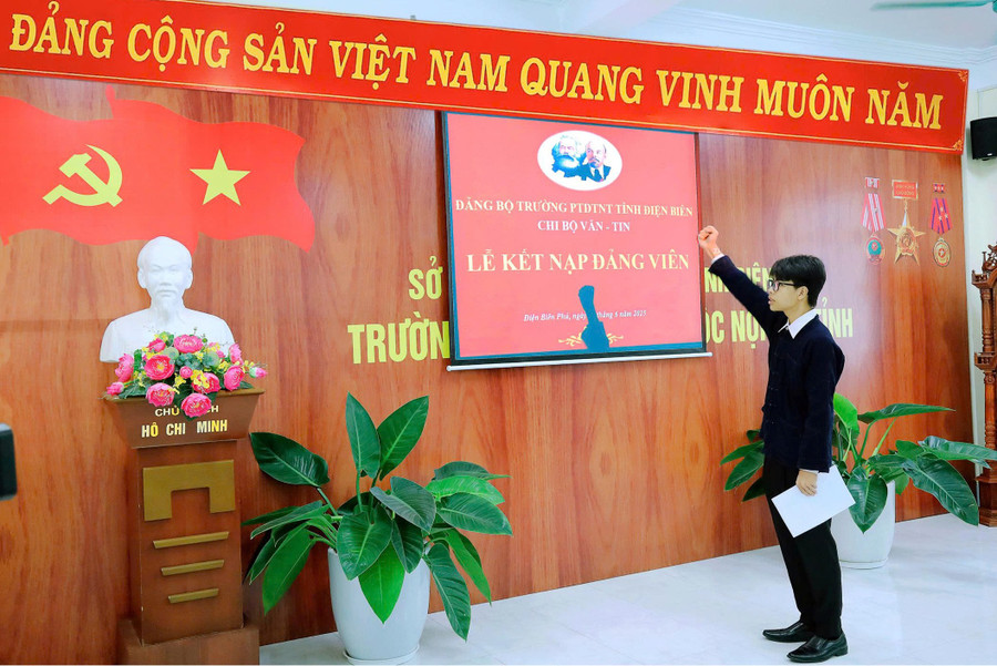 Lò Việt Hùng. dang-2.jpg