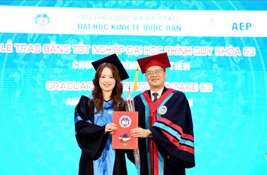 TS Vũ Văn Ngọc - Viện trưởng Viện Đào tạo Tiên tiến, Chất lượng cao & POHE, Đại học Kinh tế Quốc dân trao bằng tốt nghiệp. ngoc-1.jpg