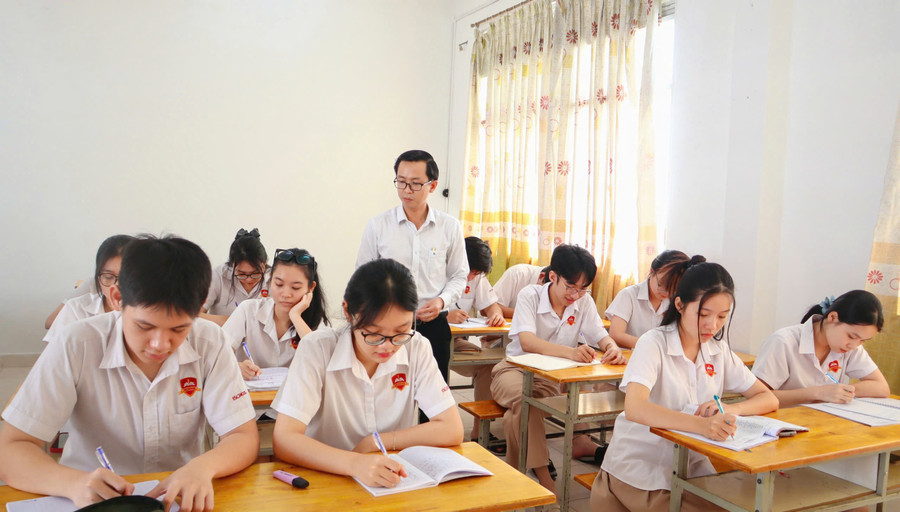 Thầy Lê Văn Tỉnh – Phó Hiệu trưởng – Giảng dạy Ngữ văn, Trường Hội nhập Quốc tế iSchool Long Xuyên (An Giang). tinh-1.jpg
