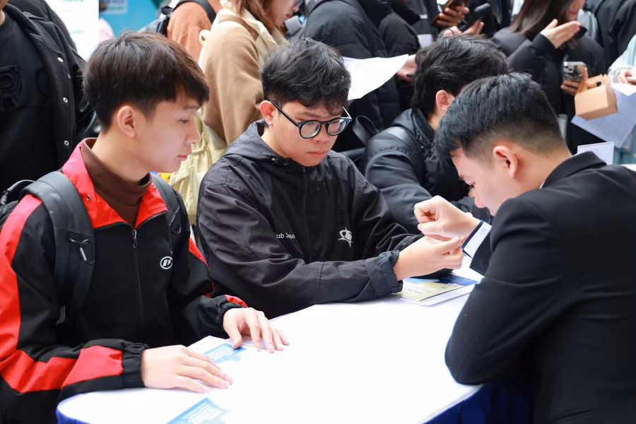 Nhiều sinh viên đến các gian hàng để lắng nghe tư vấn việc làm.