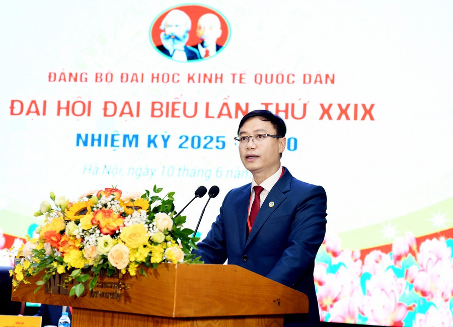 Ông Bùi Đức Thọ - Bí thư Đảng ủy, Chủ tịch Hội đồng Đại học trình bày Báo cáo chính trị Đại hội đại biểu Đảng bộ Đại học lần thứ XXIX , nhiệm kỳ 2025-2030 dai-hoi-2.jpg