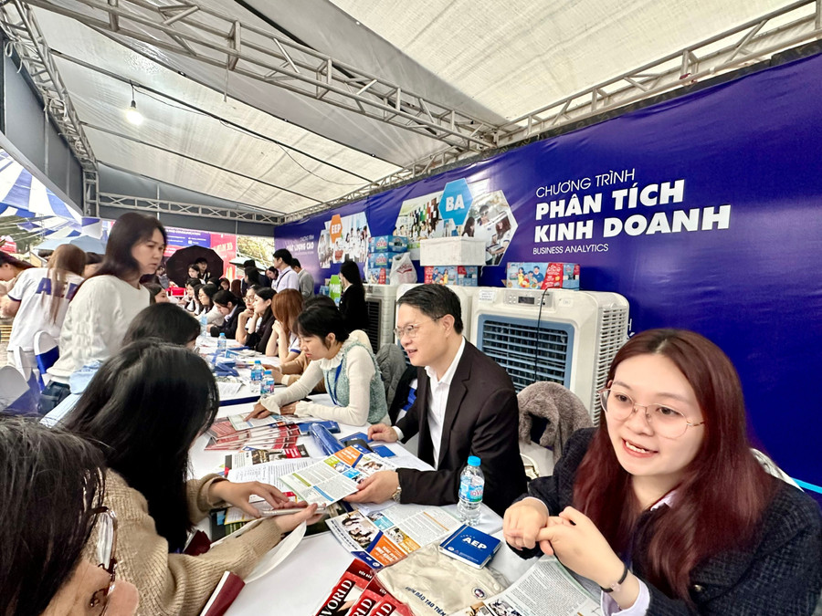 TS.Vũ Văn Ngọc - Viện trưởng Viện Đào tạo Tiên tiến, Chất lượng cao và POHE, ĐH Kinh tế Quốc dân tư vấn tuyển sinh cho thí sinh, phụ huynh. Ảnh NC.