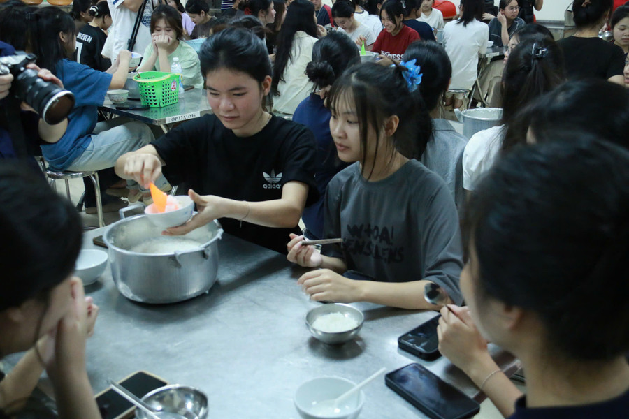 Em Hoàng Văn Dương, học sinh lớp 12A2: “Em cảm thấy hoạt động nấu cháo này đã tiếp thêm tinh thần cho học sinh, qua đó giúp chúng em có tinh thần thoải mái nhất để bước vào kỳ thi. Trước đó, chúng em cũng đã nhận được những món quà từ nhà tài trợ như hộp đựng tài liệu, sữa, nước khoáng”. a-10.jpg