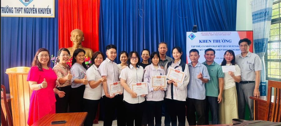 Trường THPT Nguyễn Khuyến tổ chức tuyên dương các tập thể, cá nhân có thành tích xuất sắc trong kỳ thi tốt nghiệp THPT năm 2025. 1.png