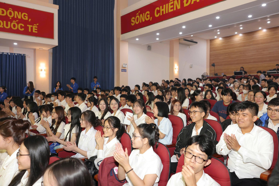 Sinh viên tham gia buổi lễ. tan-sv-3.jpg