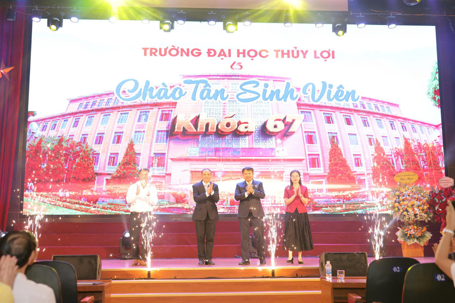 GS.TS Nguyễn Trung Việt (thứ hai từ trái sang) - Hiệu trưởng Trường ĐH Thuỷ lợi. tan-sv-1.jpg