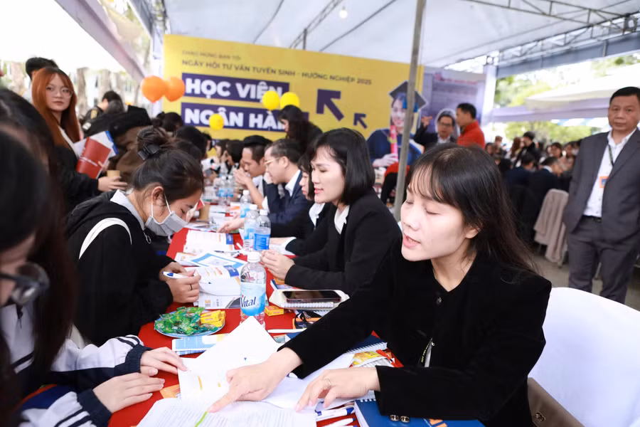 Thí sinh và phụ huynh tham gia nghe tư vấn ngành nghề ở Học viện Ngân hàng. NC.