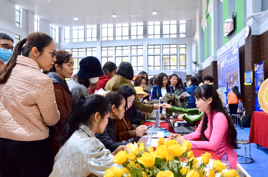 Rất nhiều phụ huynh đến các gian hàng để được nghe thầy cô đến từ các trường THPT tư vấn về trường, cách đăng ký nguyện vọng. Ảnh NC.