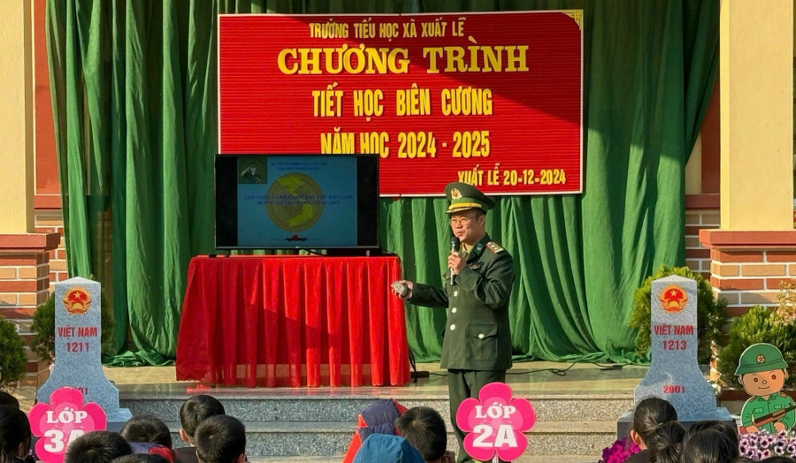 Trung tá Lương Văn Tuấn giảng dạy tiết học biên cương. Ảnh NVCC. mu-chu-3.jpg