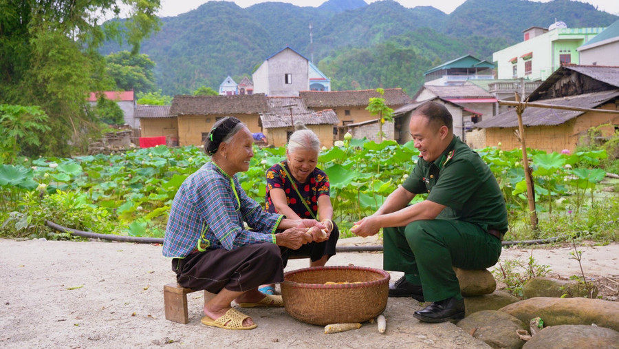 Trung tá Lương Văn Tuấn - Trợ lý Chính sách, phòng Chính trị, Ban chỉ huy Bộ đội Biên phòng tỉnh Lạng Sơn đến từng nhà vận động người dân đến lớp. Ảnh NVCC.