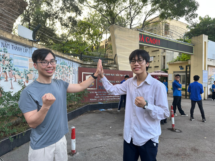 Anh Đào Bình Minh đưa em đến trường thi từ sáng sớm. (Ảnh: Ngô Chuyên) img-3167.jpg