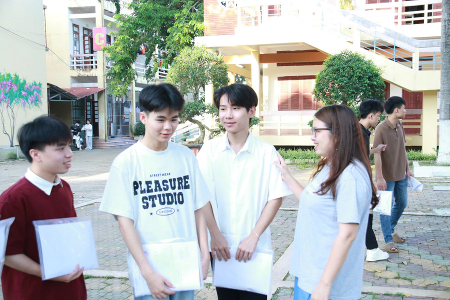 Cô Lành Hương Lan - giáo viên Trường THPT DTNT tỉnh Lạng Sơn động viên thí sinh trước giờ đi thi. img-3171.jpg