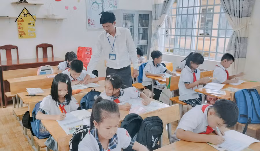 Một tiết học của thầy Vệ và học trò. Ảnh NVCC.