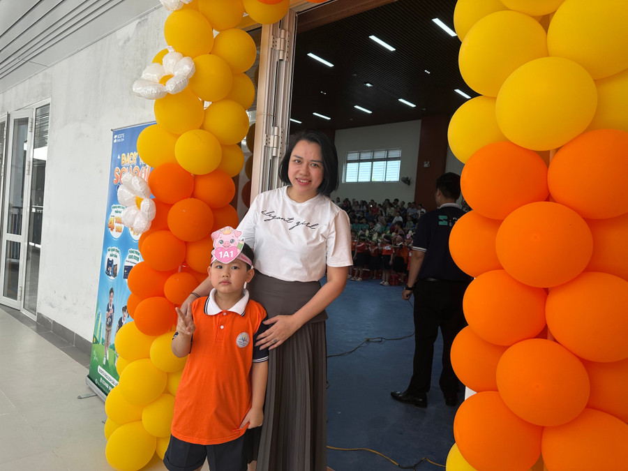 Phụ huynh học sinh có mặt từ sớm. img-3543.jpg